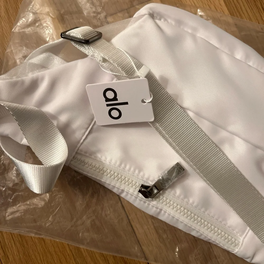 Alo Yoga Crossbody Waist Bag White - Picture 3 of 3